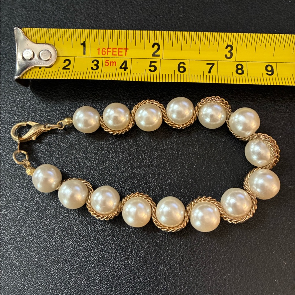 Elegant Gold and Cream Pearl Bracelet